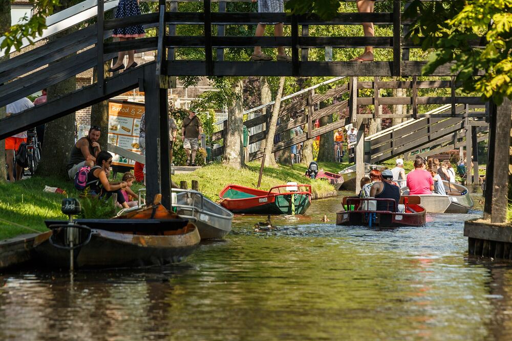 Bootjes in de grachten van Giethoorn op een zomerdag