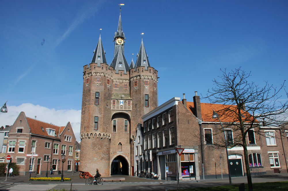 De Sassenpoort in Zwolle tegen een blauwe lucht